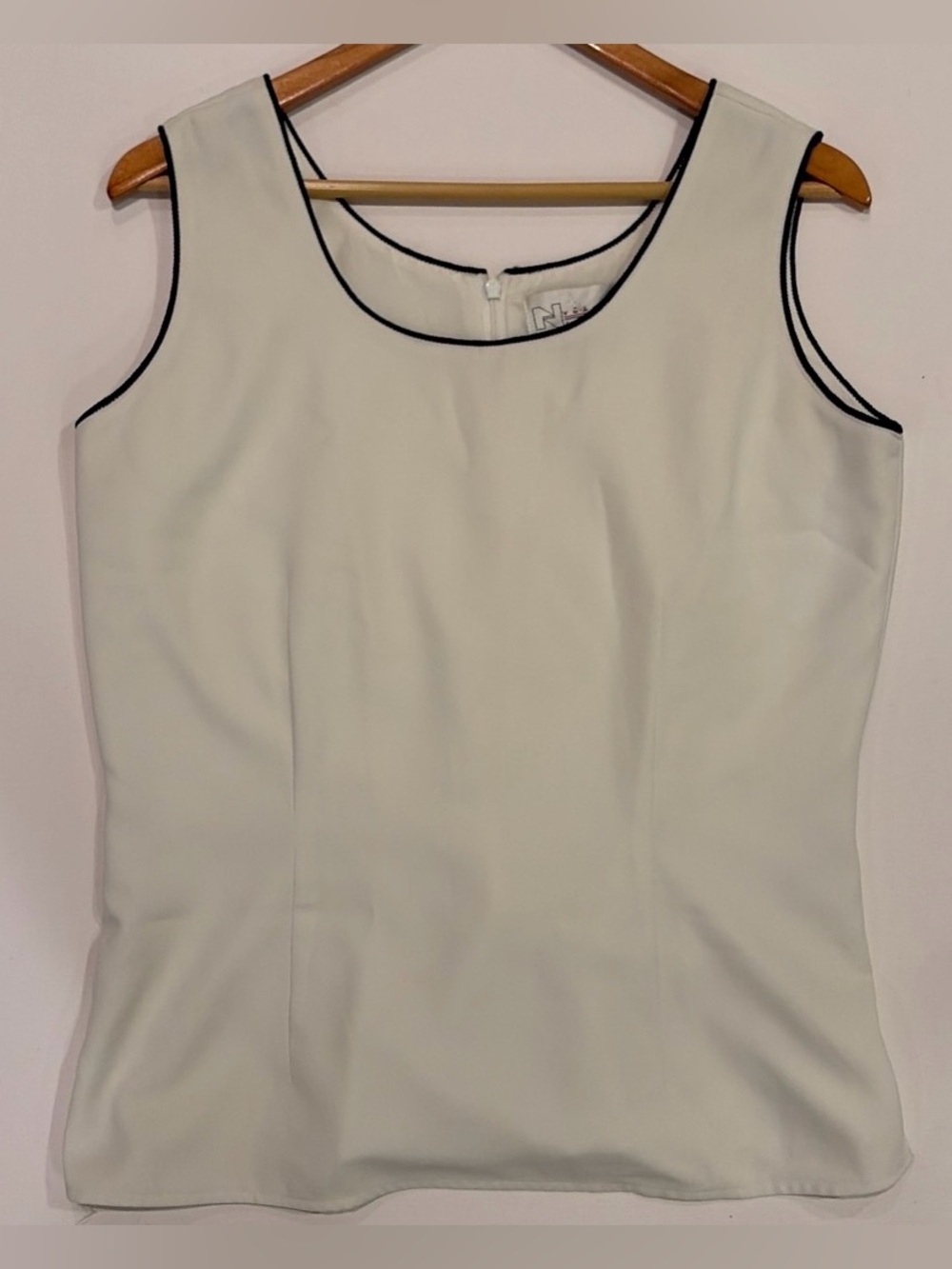 NYGARD Women's Cream Sleeveless Structured Camisole with Black Piping